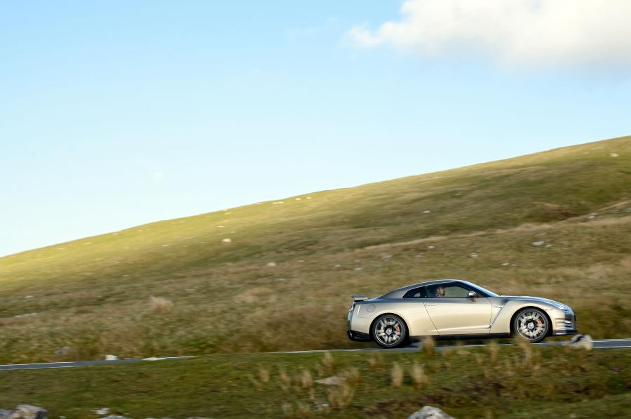  Nissan GT-R 45th Anniversary 2015 года  (UK) (фото 7 из 38)